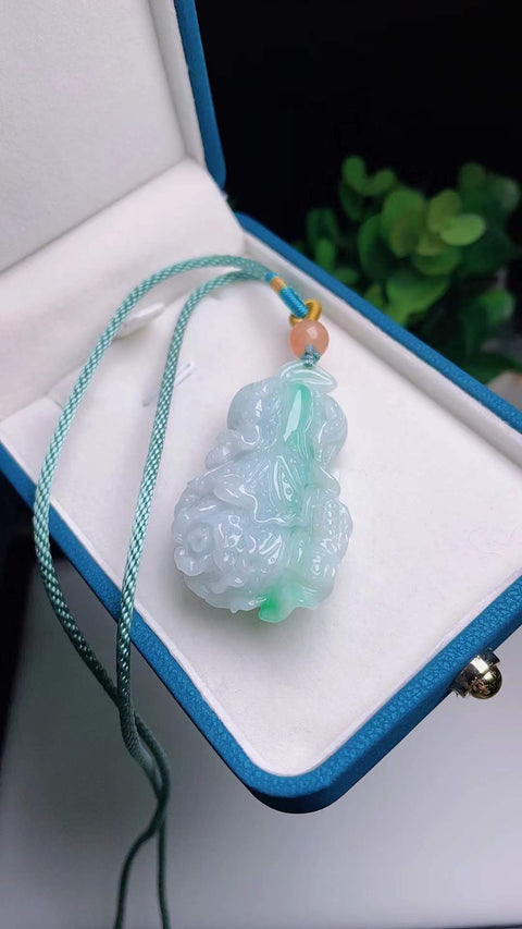 Kubis jadeit alami, melambangkan kekayaan yang melimpah, terbuat dari material tambang tua, dengan tekstur halus dan hangat, warna hijau cerah, dan rasio harga-kinerja yang sangat tinggi. Ukuran: 4,3 x 2,8 cm, termasuk ongkos kirim dan pajak.