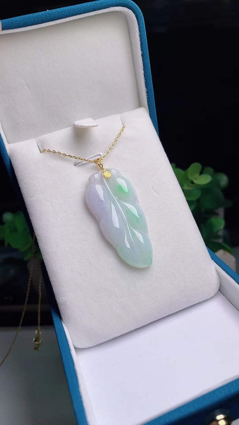 Daun jadeit alami, dengan motif cabang emas dan daun giok, terbuat dari material tambang tua, bertekstur halus dan hangat, dilapisi emas 18 karat. Nilai yang sangat baik untuk uang. Ukuran 4,3 x 2,0 (termasuk ongkos kirim dan pajak).