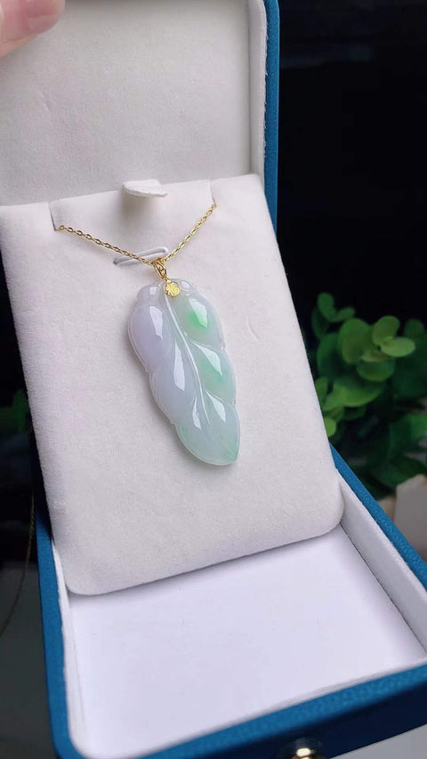 Daun jadeit alami, dengan motif cabang emas dan daun giok, terbuat dari material tambang tua, bertekstur halus dan hangat, dilapisi emas 18 karat. Nilai yang sangat baik untuk uang. Ukuran 4,3 x 2,0 (termasuk ongkos kirim dan pajak).