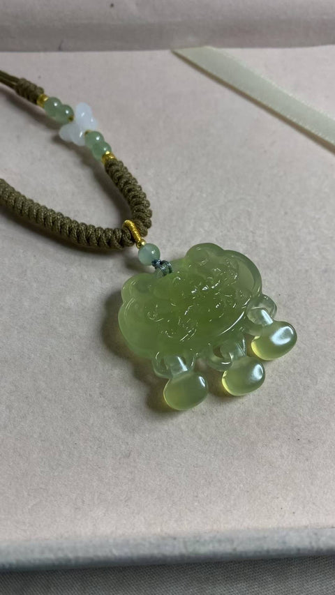 Kedamaian dan Kemakmuran: Kalung sweter giok Xiuyan yang indah, melambangkan kekayaan dan kemakmuran seumur hidup. Ukuran: 40 x 41 mm. Biaya pengiriman dan pajak sudah termasuk.