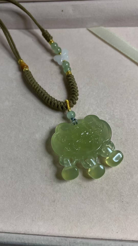 Kedamaian dan Kemakmuran: Kalung sweter giok Xiuyan yang indah, melambangkan kekayaan dan kemakmuran seumur hidup. Ukuran: 40 x 41 mm. Biaya pengiriman dan pajak sudah termasuk.