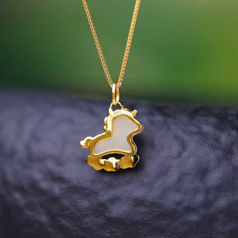 Liontin Giok Hetian Bertahtakan Kuda Poni dan Awan Keberuntungan Perak Sterling 925 0386-2#. Desain unik dan baru, pengerjaan yang sangat indah, sungguh luar biasa. Dimensi giok: 10*14 cm. Harga sudah termasuk ongkos kirim dan pajak.