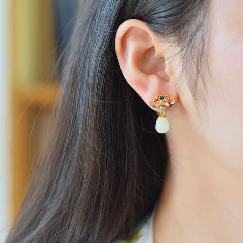 🌷🌷🌷5112-2# Anting pendek perak sterling 925 bertatahkan giok Hetian dengan liontin bunga teratai Dunhuang. Desain yang unik dan baru, pengerjaan yang sangat indah, sungguh luar biasa. Dimensi giok: 7*10 mm. Biaya pengiriman dan pajak sudah termasuk.
