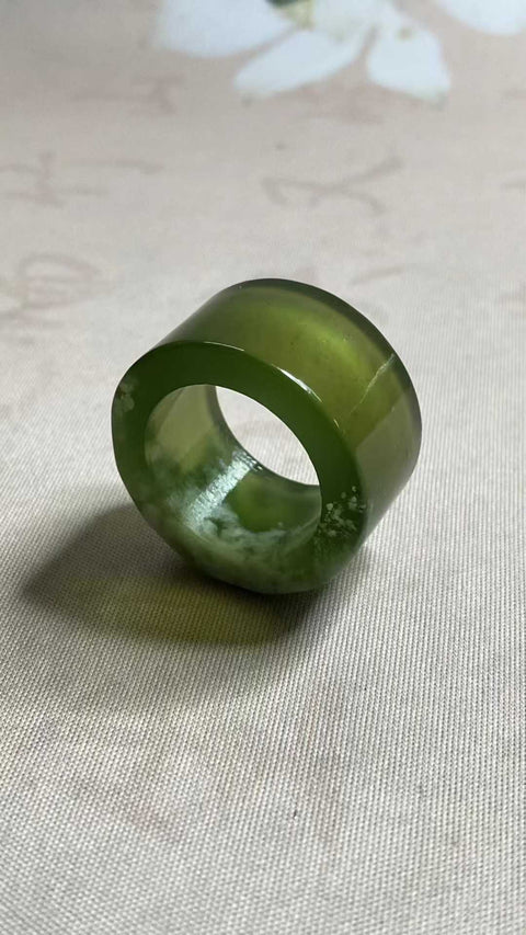 Cincin Jempol Giok: Cincin Jempol Giok Xiuyan Giok Tutup Teh Hijau yang Sangat Indah, Diameter: 22,4 mm, Tinggi: 17 mm, Harga sudah termasuk ongkos kirim dan pajak.