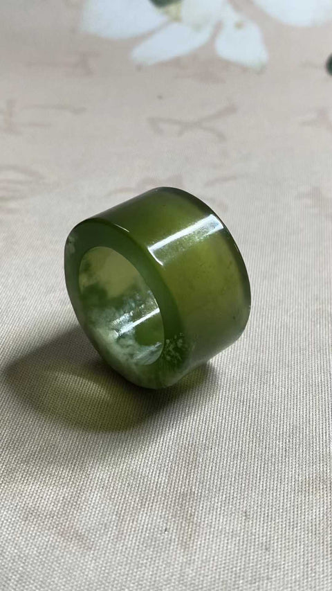 Cincin Jempol Giok: Cincin Jempol Giok Xiuyan Giok Tutup Teh Hijau yang Sangat Indah, Diameter: 22,4 mm, Tinggi: 17 mm, Harga sudah termasuk ongkos kirim dan pajak.