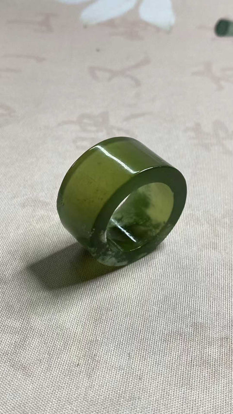 Cincin Jempol Giok: Cincin Jempol Giok Xiuyan Giok Tutup Teh Hijau yang Sangat Indah, Diameter: 22,4 mm, Tinggi: 17 mm, Harga sudah termasuk ongkos kirim dan pajak.