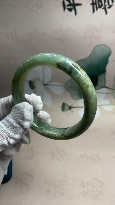 Gelang air biru bermotif bunga giok Xiuyan yang indah, diameter dalam: 62:3, lebar sisi 12,3 mm. Semua batu terbentuk secara alami. Biaya kirim dan pajak sudah termasuk.