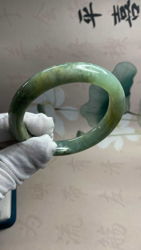 Gelang air biru bermotif bunga giok Xiuyan yang indah, diameter dalam: 62:3, lebar sisi 12,3 mm. Semua batu terbentuk secara alami. Biaya kirim dan pajak sudah termasuk.