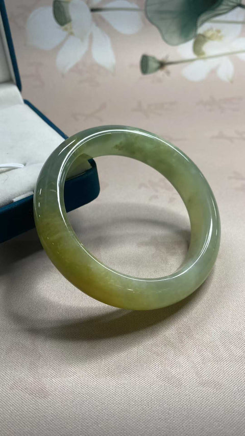 Gelang air biru bermotif bunga giok Xiuyan yang indah, diameter dalam: 58,7 mm, lebar tepi: 15,9 mm. Semua batu terbentuk secara alami. Biaya kirim dan pajak sudah termasuk.