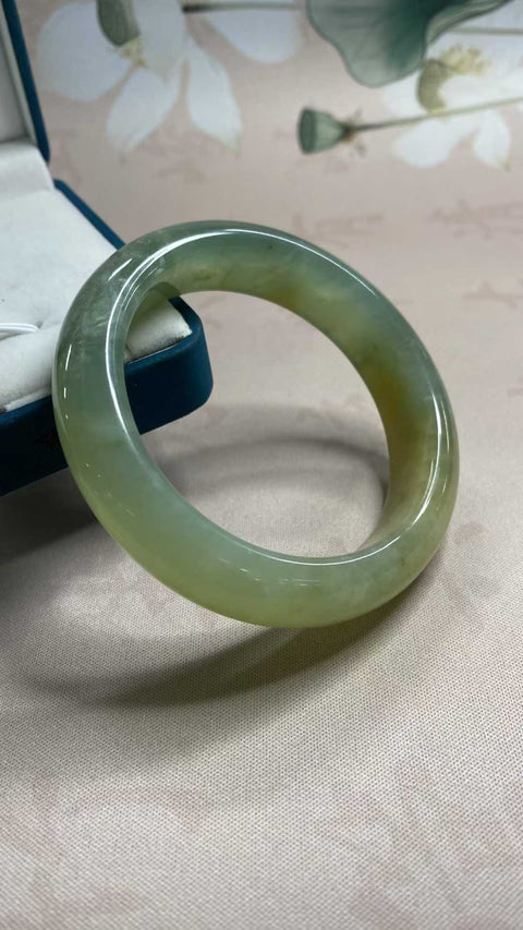 Gelang air biru bermotif bunga giok Xiuyan yang indah, diameter dalam: 58,7 mm, lebar tepi: 15,9 mm. Semua batu terbentuk secara alami. Biaya kirim dan pajak sudah termasuk.