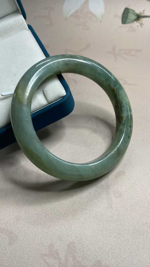 Gelang air biru bermotif bunga giok Xiuyan yang indah, diameter dalam: 58,6 mm, lebar tepi: 12,5 mm. Semua batu terbentuk secara alami. Biaya pengiriman dan pajak sudah termasuk.