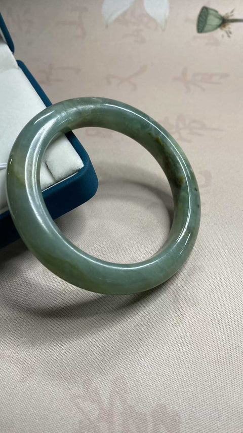 Gelang air biru bermotif bunga giok Xiuyan yang indah, diameter dalam: 58,6 mm, lebar tepi: 12,5 mm. Semua batu terbentuk secara alami. Biaya pengiriman dan pajak sudah termasuk.