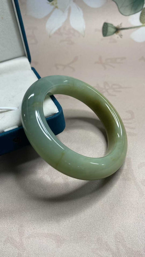 Gelang air biru bermotif bunga giok Xiuyan yang indah, diameter dalam: 55,5 mm, lebar tepi: 14,5 mm. Semua batu terbentuk secara alami. Biaya pengiriman dan pajak sudah termasuk.