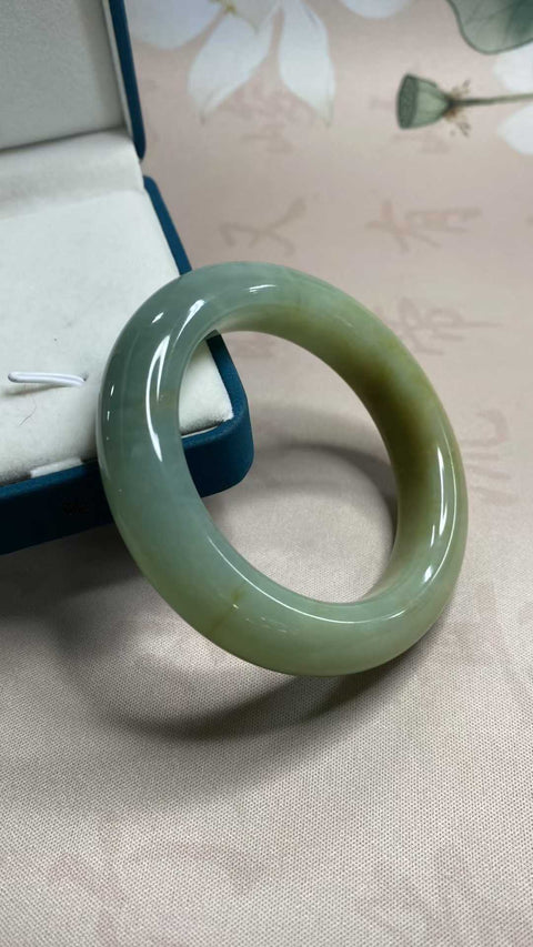 Gelang air biru bermotif bunga giok Xiuyan yang indah, diameter dalam: 55,5 mm, lebar tepi: 14,5 mm. Semua batu terbentuk secara alami. Biaya pengiriman dan pajak sudah termasuk.