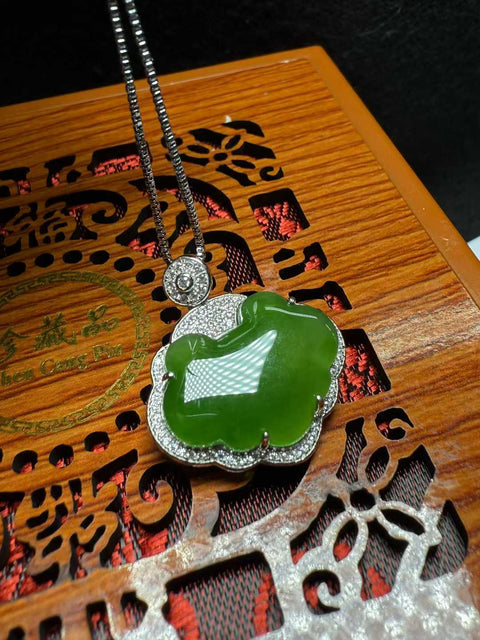 Baru datang! Giok Hetian 'Ruyi Lock', zamrud hijau cerah, bertahtakan perak sterling 925 yang indah. Melambangkan keberuntungan, kekayaan, dan keberuntungan. Perkiraan dimensi: 20×15×3,5 mm. Sudah termasuk ongkos kirim dan pajak.
