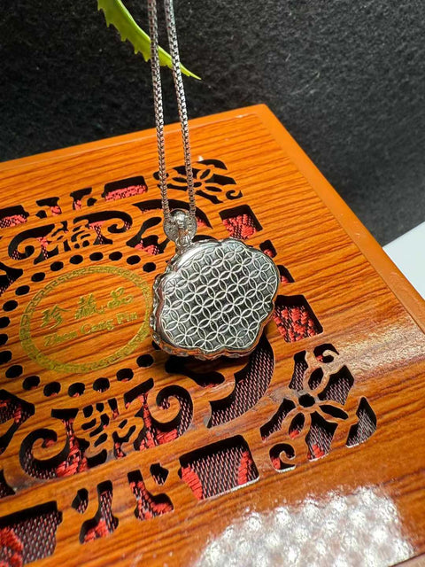 Baru datang! Giok Hetian 'Ruyi Lock', zamrud hijau cerah, bertahtakan perak sterling 925 yang indah. Melambangkan keberuntungan, kekayaan, dan keberuntungan. Perkiraan dimensi: 20×15×3,5 mm. Sudah termasuk ongkos kirim dan pajak.
