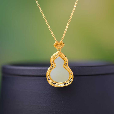 Liontin ruyi berbentuk labu giok Hetian bertatahkan perak sterling 925 0419-2#. Desain unik dan baru, pengerjaan yang sangat indah, sungguh luar biasa. Dimensi giok: 15*21 cm. Harga sudah termasuk ongkos kirim dan pajak.