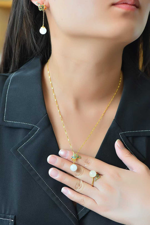 Set terlaris telah hadir! # Set Bulat dan Enamel Penuh Bertahtakan Perak Sterling S925 Giok Hetian! Cincin: 9210-2 Anting: 7429-6 Liontin: 6003-2 Biaya kirim dan pajak sudah termasuk.