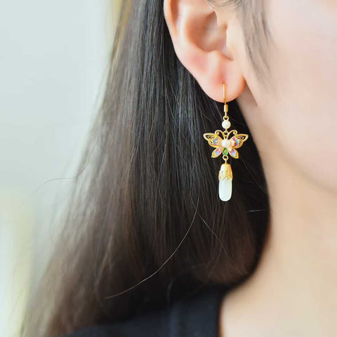 🌺🌺🌺5020-2# Anting Kupu-kupu Liontin Panjang Giok Hetian Bertahtakan Perak Sterling 925. Gioknya halus dan hangat saat disentuh. Desainnya unik dan baru. Dimensi giok: 5*15 cm. Biaya kirim dan pajak sudah termasuk.