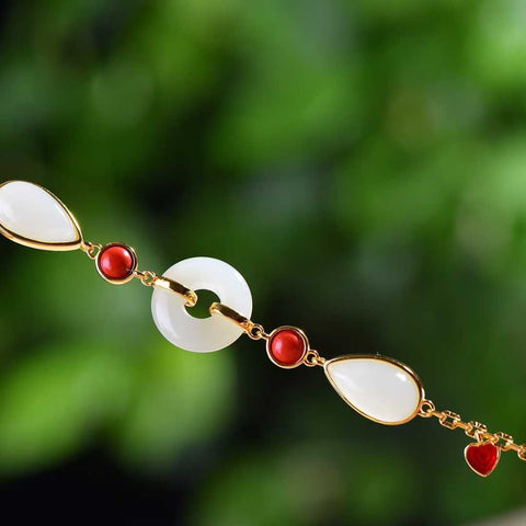 🎀🎀🎀8329-2# Gelang liontin berbentuk hati berbahan perak sterling 925 bertatahkan giok Hetian. Desain unik dan baru, pengerjaan yang sangat indah, sungguh luar biasa. Dimensi giok: 15*15 cm. Biaya pengiriman dan pajak sudah termasuk.
