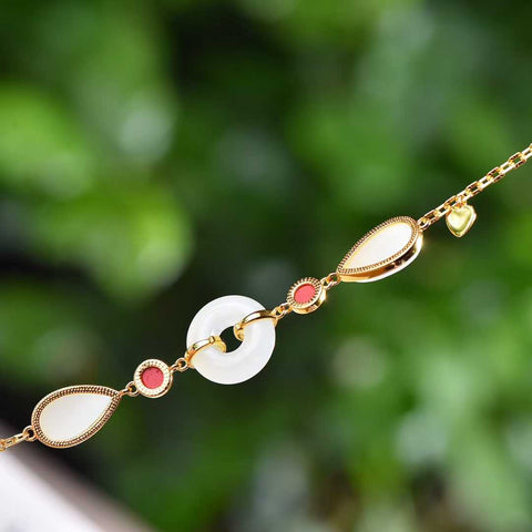 🎀🎀🎀8329-2# Gelang liontin berbentuk hati berbahan perak sterling 925 bertatahkan giok Hetian. Desain unik dan baru, pengerjaan yang sangat indah, sungguh luar biasa. Dimensi giok: 15*15 cm. Biaya pengiriman dan pajak sudah termasuk.