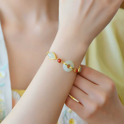 🎀🎀🎀8329-2# Gelang liontin berbentuk hati berbahan perak sterling 925 bertatahkan giok Hetian. Desain unik dan baru, pengerjaan yang sangat indah, sungguh luar biasa. Dimensi giok: 15*15 cm. Biaya pengiriman dan pajak sudah termasuk.