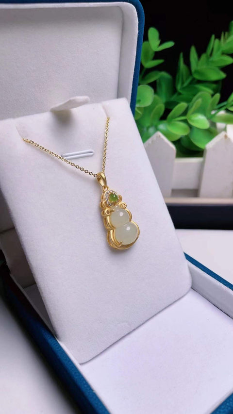 Liontin giok Hetian alami, terbuat dari bahan tambang tua, bahannya sangat halus, tebal dan penuh, ukuran 1,6 x 1,2 cm, termasuk biaya pengiriman dan pajak.
