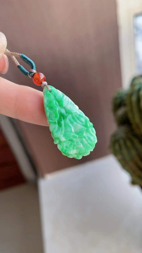 Kubis jadeit alami, melambangkan kekayaan yang melimpah, terbuat dari material tambang tua, dengan tekstur halus dan hangat, tembus cahaya yang sangat baik, dan warna hijau cerah. Ukuran: 3,4 x 1,7 cm. Biaya pengiriman dan pajak sudah termasuk.