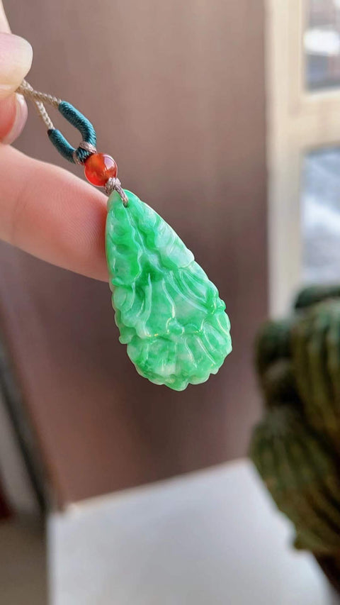 Kubis jadeit alami, melambangkan kekayaan yang melimpah, terbuat dari material tambang tua, dengan tekstur halus dan hangat, tembus cahaya yang sangat baik, dan warna hijau cerah. Ukuran: 3,4 x 1,7 cm. Biaya pengiriman dan pajak sudah termasuk.