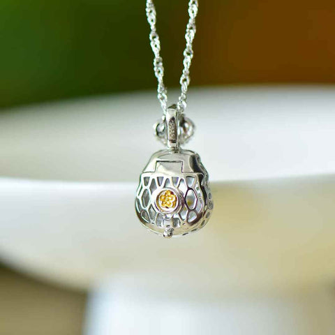 Liontin perak sterling 925 #30016 bertatahkan patung Buddha dan labu giok – desain yang unik dan modis. Gioknya hangat dan halus, dan penampilannya yang mencolok memikat mata. Dimensi giok: (9*11 cm). Biaya pengiriman dan pajak sudah termasuk.