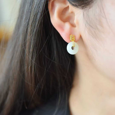 🌺🌺🌺7929-2# Anting perak 925 bertatahkan giok Hetian untuk perdamaian dan keberuntungan. Desain unik dan baru, pengerjaan yang sangat indah, membuat Anda tampil beda. Ukuran giok: 13*13 cm. Biaya pengiriman dan pajak sudah termasuk.