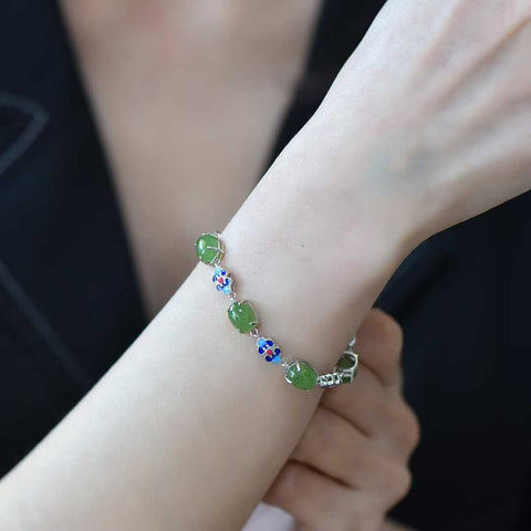 Gelang cabochon enamel giok Hetian bertatahkan perak 18088#925, desain sederhana, kualitas giok asli, segar dan elegan, sangat indah. Ukuran giok: 7*9 cm. Biaya pengiriman dan pajak sudah termasuk.