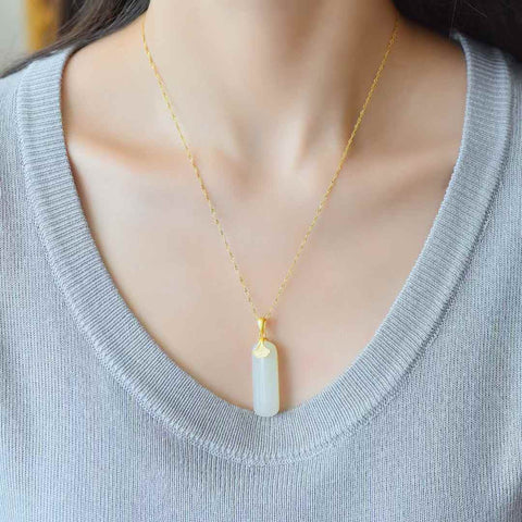 Liontin Perdamaian Giok Hetian Bertahtakan Perak 494Q-6#925 (10*31) Bahan Qinghai dengan Desain Daun Aprikot. Giok ini hangat dan halus, dengan desain yang unik dan baru. Biaya pengiriman dan pajak sudah termasuk.