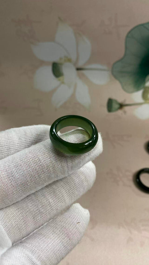 Cincin: Cincin giok Xiuyan yang indah, warna hijau penuh, diameter 20mm, termasuk biaya pengiriman dan pajak.