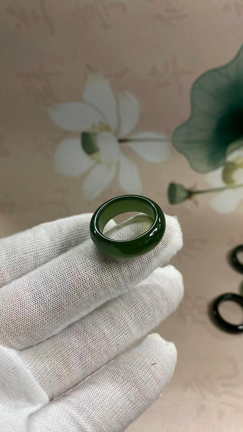 Cincin: Cincin giok Xiuyan yang indah, warna hijau penuh, diameter 20mm, termasuk biaya pengiriman dan pajak.