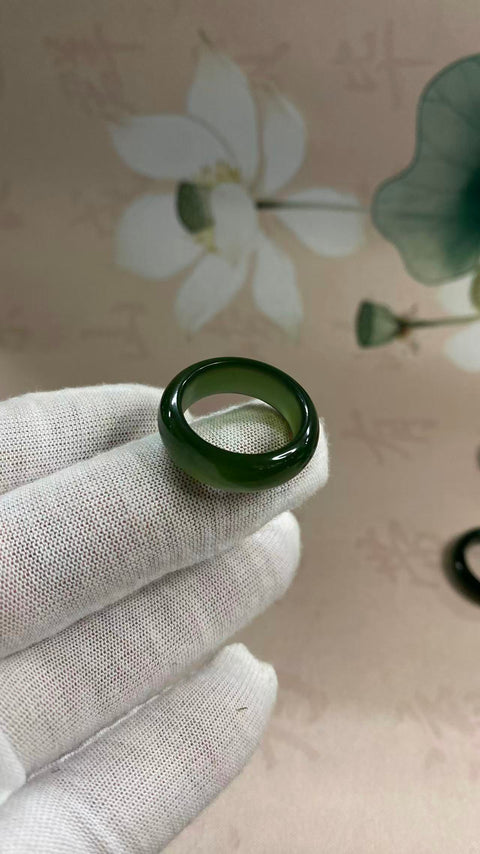 Cincin: Cincin giok Xiuyan yang indah, warna hijau penuh, diameter 20mm, termasuk biaya pengiriman dan pajak.