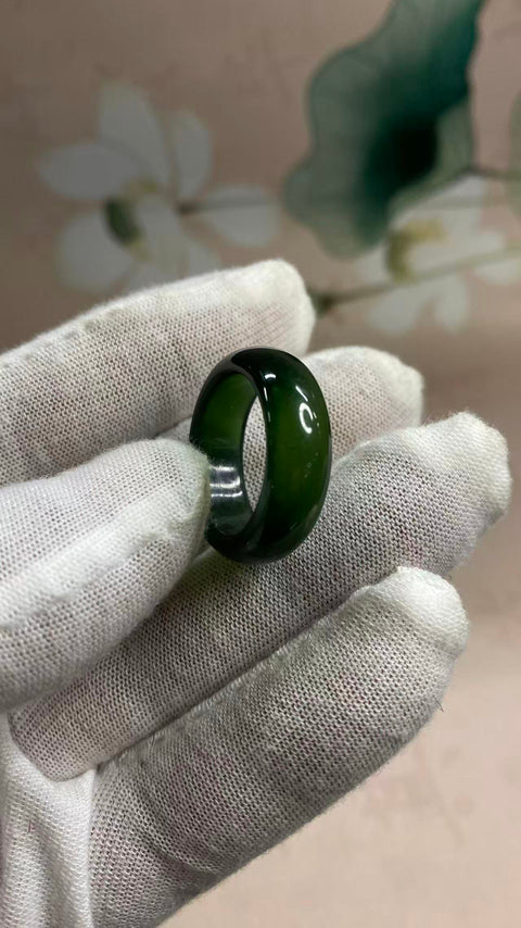 Cincin: Cincin giok Xiuyan yang indah dengan warna hijau penuh, diameter 19mm, termasuk biaya pengiriman dan pajak.