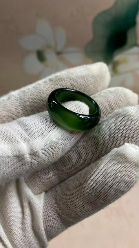 Cincin: Cincin giok Xiuyan yang indah dengan warna hijau penuh, diameter 19mm, termasuk biaya pengiriman dan pajak.