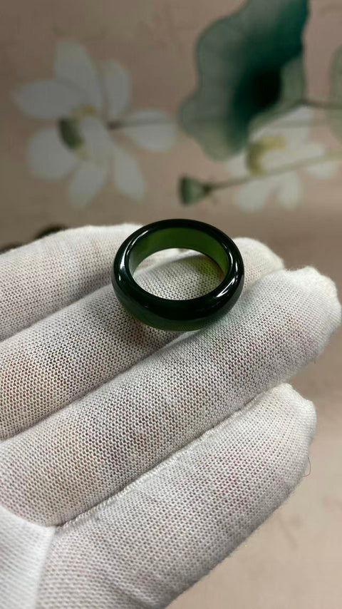 Cincin: Cincin giok Xiuyan yang indah dengan warna hijau penuh, diameter 19mm, termasuk biaya pengiriman dan pajak.