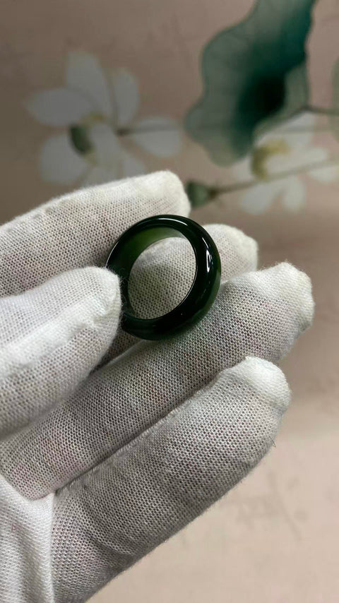 Cincin: Cincin giok Xiuyan yang indah dengan warna hijau penuh, diameter 19mm, termasuk biaya pengiriman dan pajak.