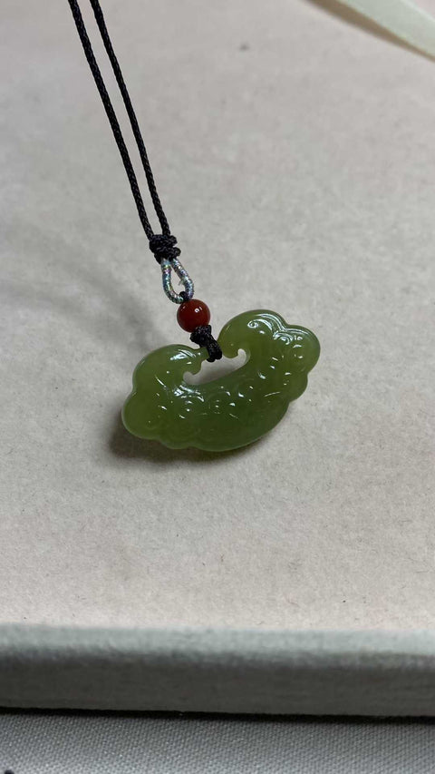 Awan Keberuntungan dan Ruyi: Liontin giok Hetian yang indah, kunci perdamaian dan keberuntungan, ukuran: 31 x 18 mm (termasuk biaya pengiriman dan pajak).