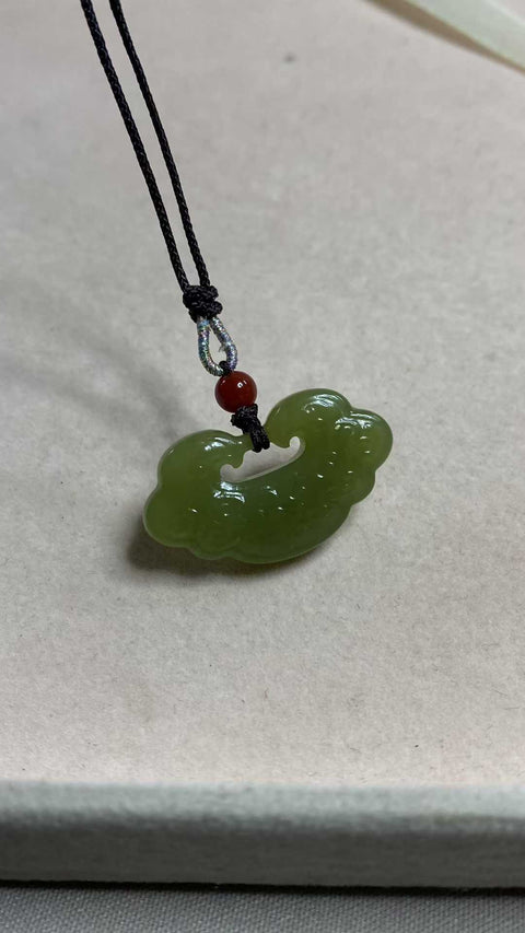 Awan Keberuntungan dan Ruyi: Liontin giok Hetian yang indah, kunci perdamaian dan keberuntungan, ukuran: 31 x 18 mm (termasuk biaya pengiriman dan pajak).