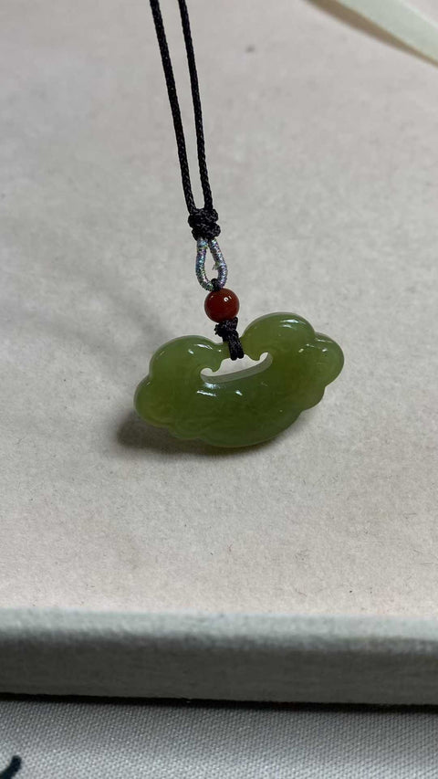 Awan Keberuntungan dan Ruyi: Liontin giok Hetian yang indah, kunci perdamaian dan keberuntungan, ukuran: 31 x 18 mm (termasuk biaya pengiriman dan pajak).