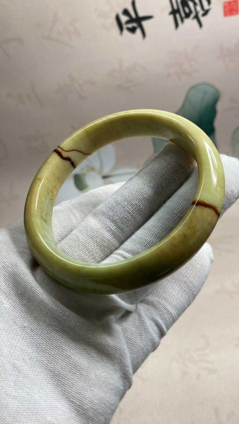Gelang giok bunga Xiuyan yang indah, diameter dalam: 61,2 mm, lebar tepi: 13,6 mm. Semua batu terbentuk secara alami. Biaya kirim dan pajak sudah termasuk.