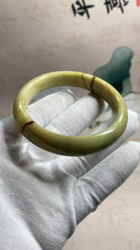 Gelang giok bunga Xiuyan yang indah, diameter dalam: 61,2 mm, lebar tepi: 13,6 mm. Semua batu terbentuk secara alami. Biaya kirim dan pajak sudah termasuk.