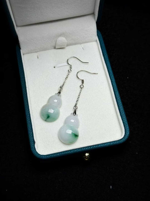 Ornamen berbentuk labu yang menampilkan jadeit Burma alami Grade A, bertahtakan perak 925. Perkiraan dimensi: 23×15×5 mm. Harga sudah termasuk ongkos kirim dan pajak.