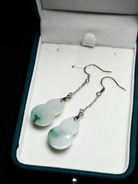 Ornamen berbentuk labu yang menampilkan jadeit Burma alami Grade A, bertahtakan perak 925. Perkiraan dimensi: 23×15×5 mm. Harga sudah termasuk ongkos kirim dan pajak.