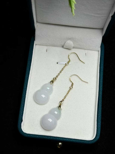 Ornamen berbentuk labu yang menampilkan jadeit Burma alami Grade A, bertahtakan perak 925. Perkiraan dimensi: 23×15×5 mm. Harga sudah termasuk ongkos kirim dan pajak.