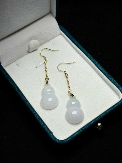 Ornamen berbentuk labu yang menampilkan jadeit Burma alami Grade A, bertahtakan perak 925. Perkiraan dimensi: 23×15×5 mm. Harga sudah termasuk ongkos kirim dan pajak.