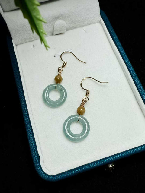 Jadeit Burma alami (Kelas A), bertahtakan perak sterling 925. Ukuran sekitar 15 x 2,5 mm. Harga sudah termasuk ongkos kirim dan pajak.